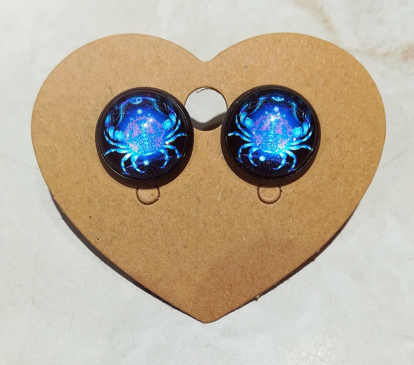 Boutons d'oreilles "cancer"